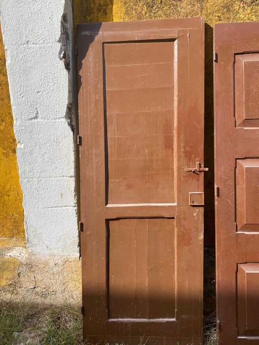 Portas de madeira maciça — 210 cm de altura (4 unidades disponíveis)