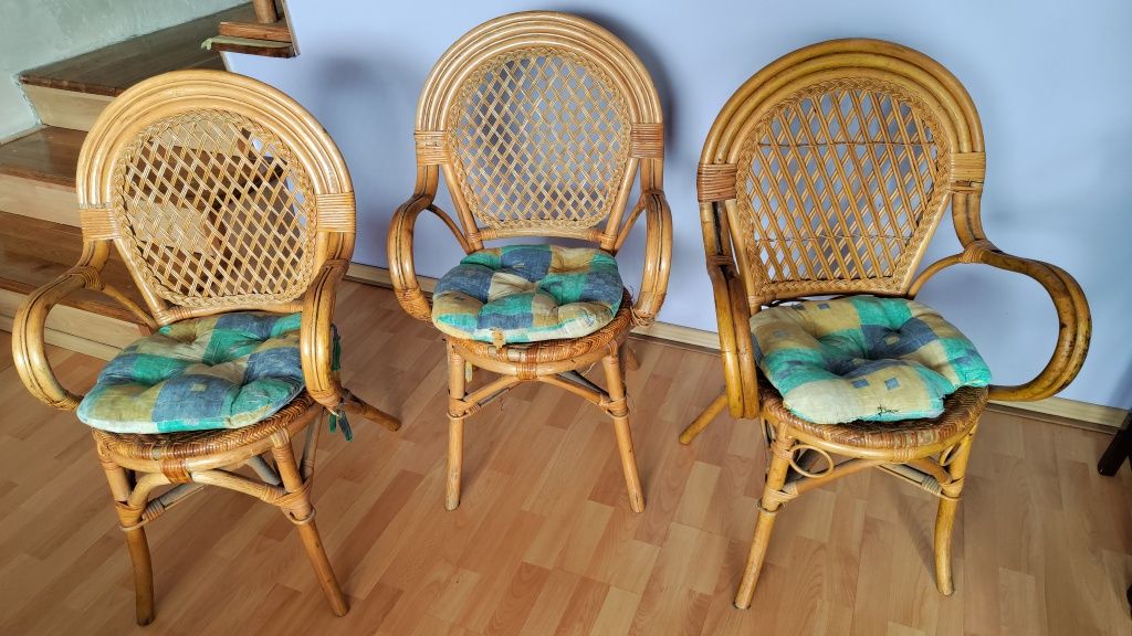 Krzesła wiklinowe stylowe.