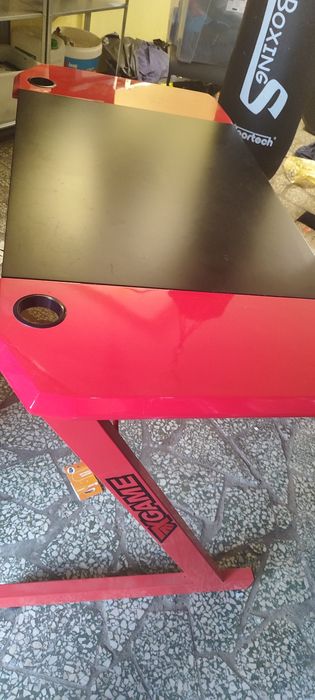 Biurko gamingowe w dobrym stanie.