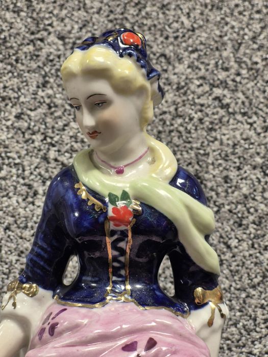 Porcelanowa figurka Dikolenko kobieta z dzbanem