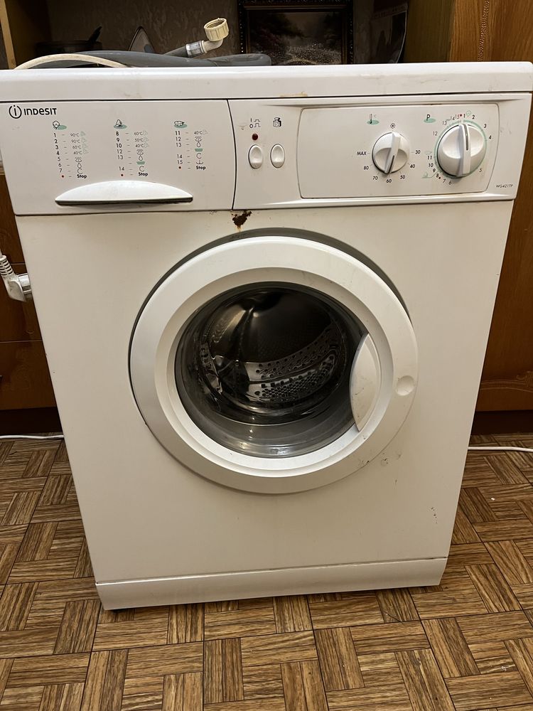 Продам стиральную машинку Indesit WG421TP