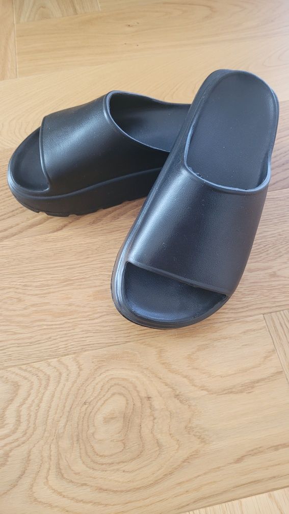 Klapki na platformie