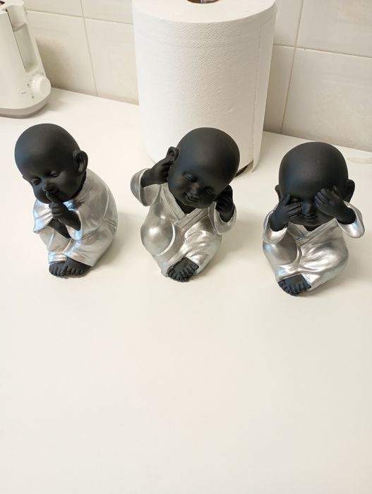 Conjunto de três monges budistas/ Novos.