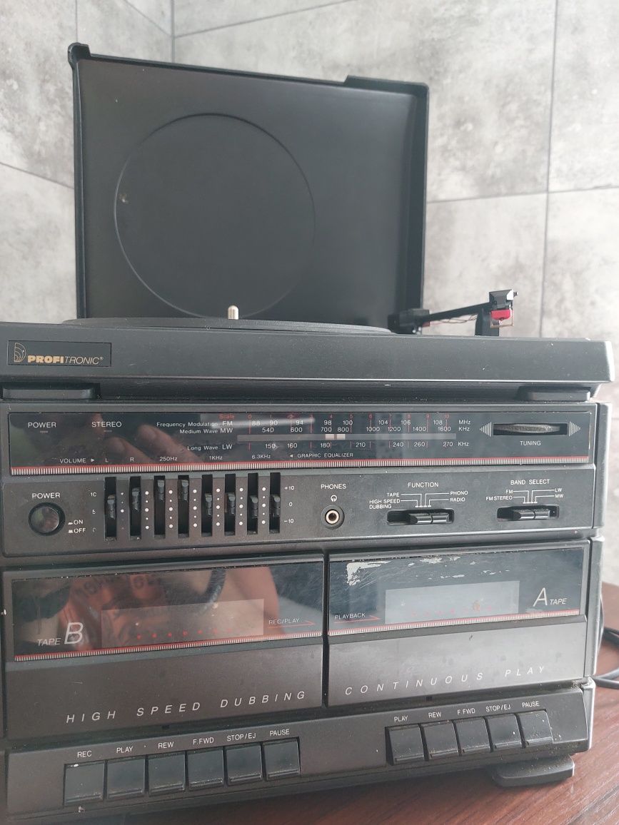 Radiomagnetofon z gramofonem