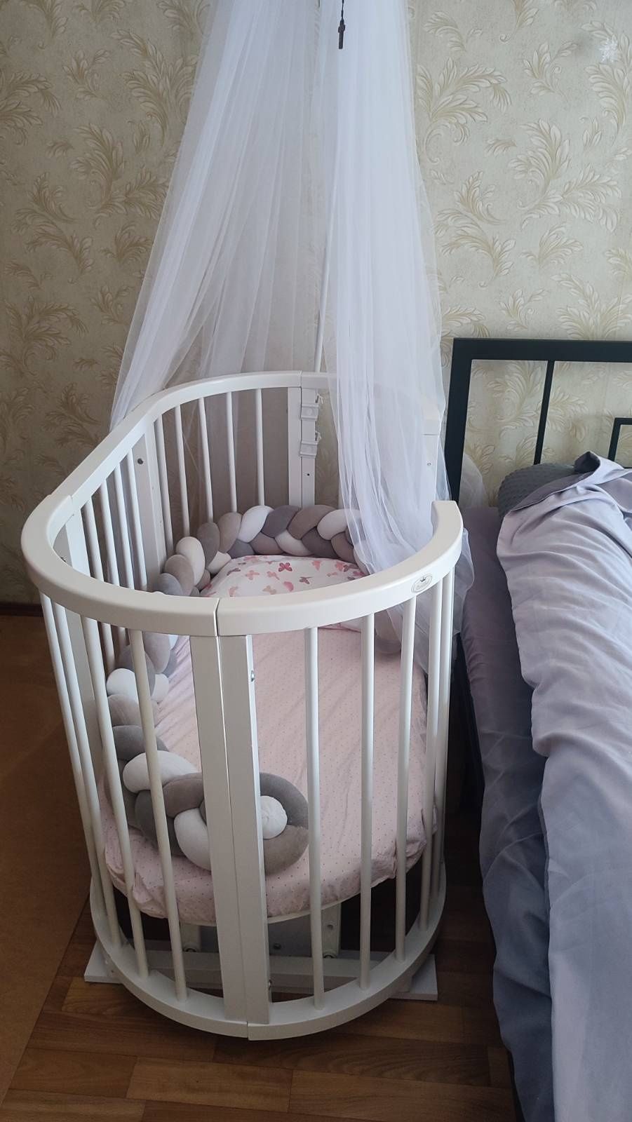 Дитяче ліжечко.  .