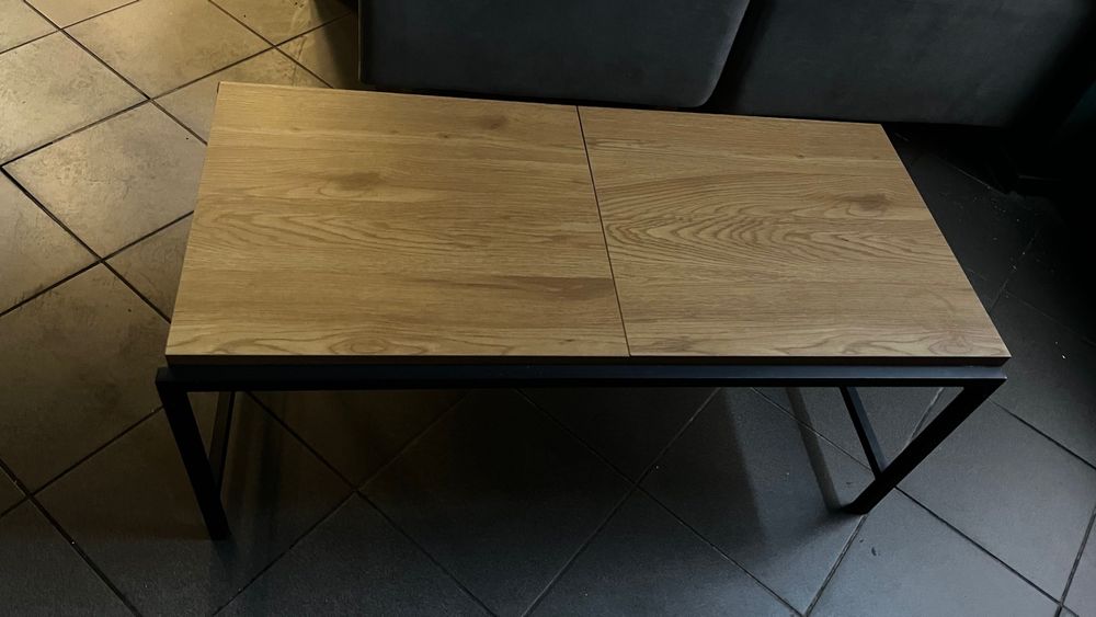 stolik kawowy z drewnianym blatem