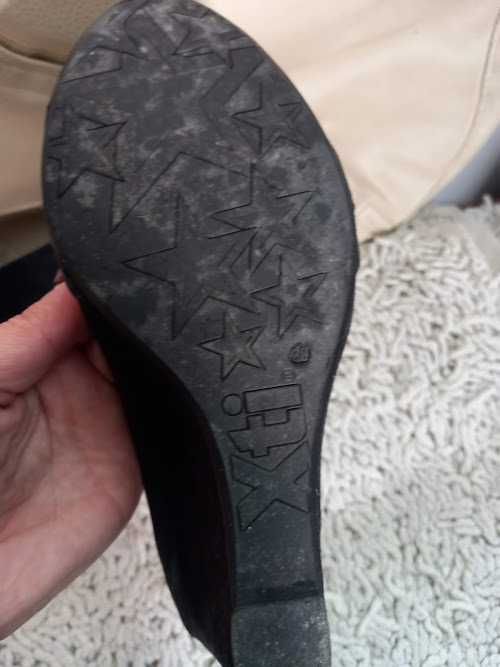 Sapatos pretos cunhasapatos