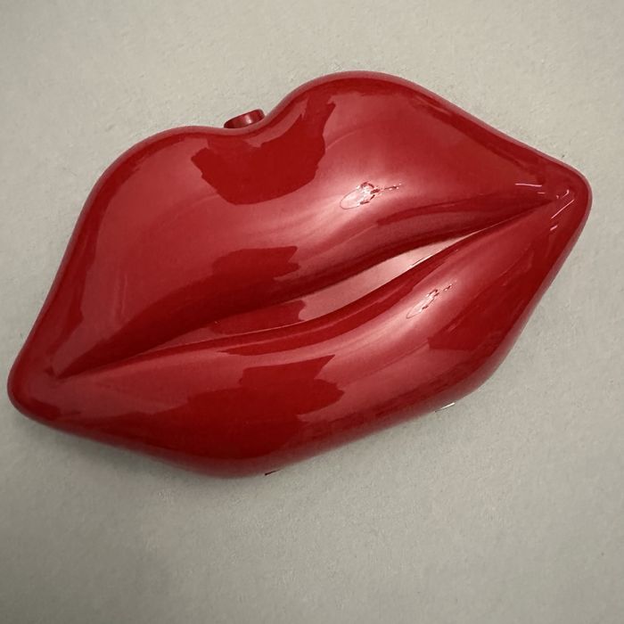 Корпусний клатч губи