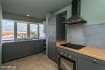Vende-se apartamento T- 3 renovado, arrendado até 31.10.2027, renda 1.