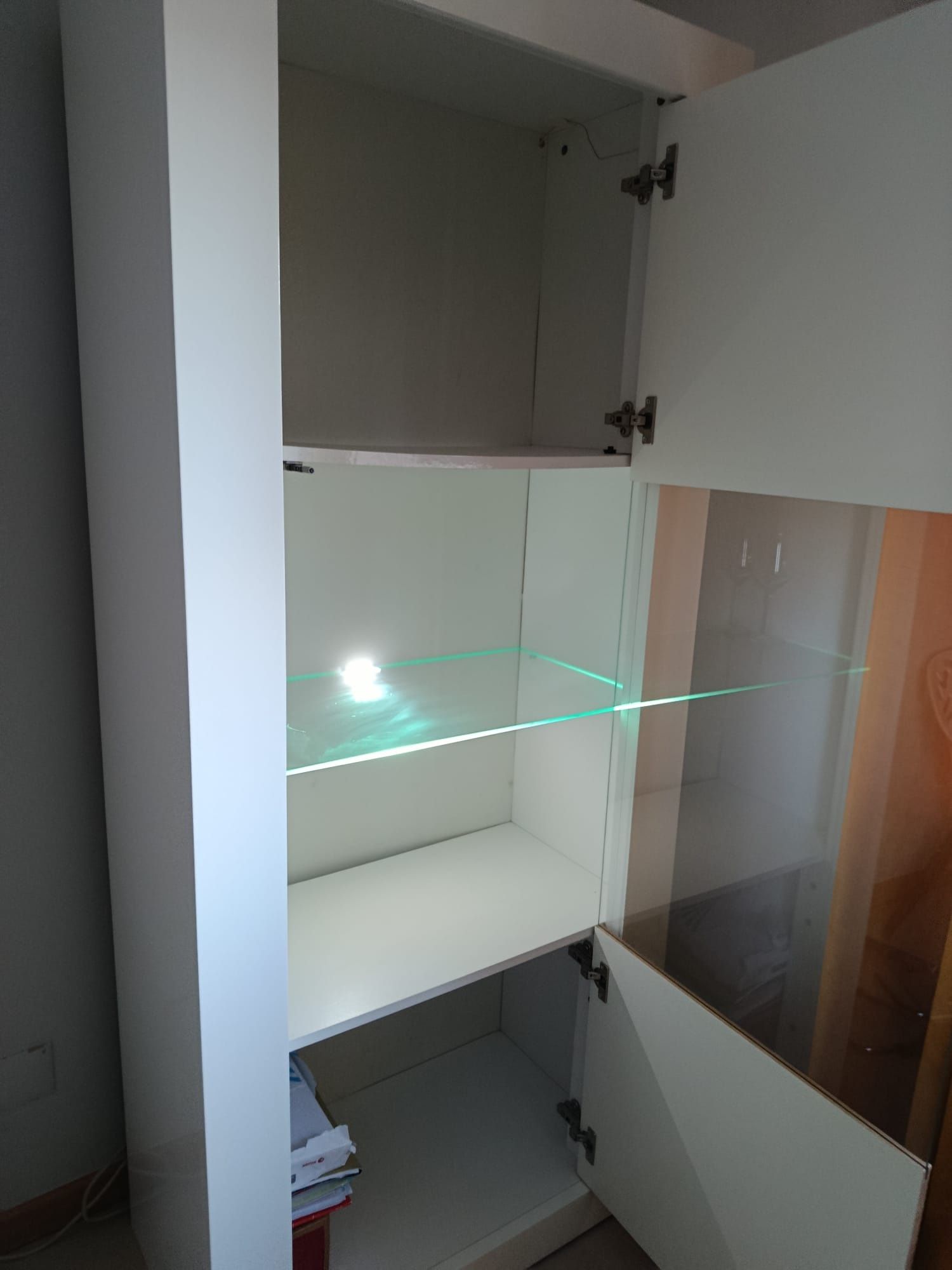 Vitrine DUNE branca e madeira com estante de vidro