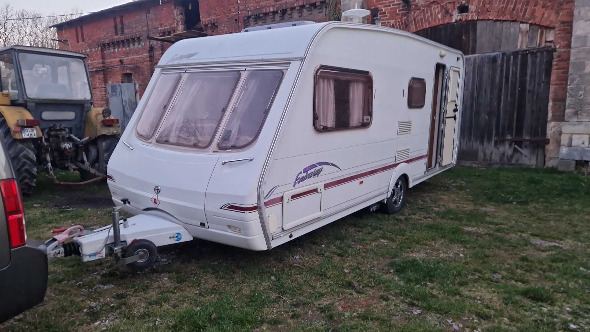 przyczepa kempingowa Fairway 530 przedsionek pełne wyposażenie camping