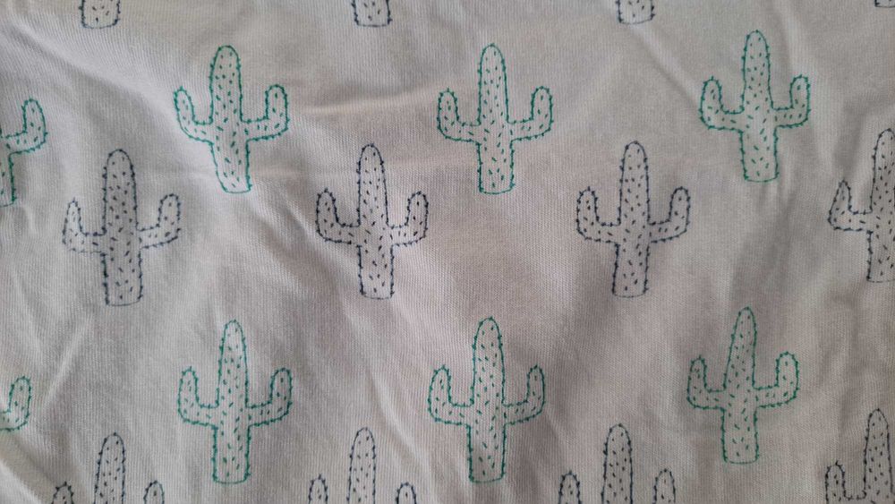 Babygrow curto com motivos de cactos
