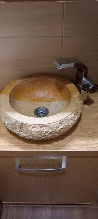 Kamienna kamień umywalka miska bateria i półka