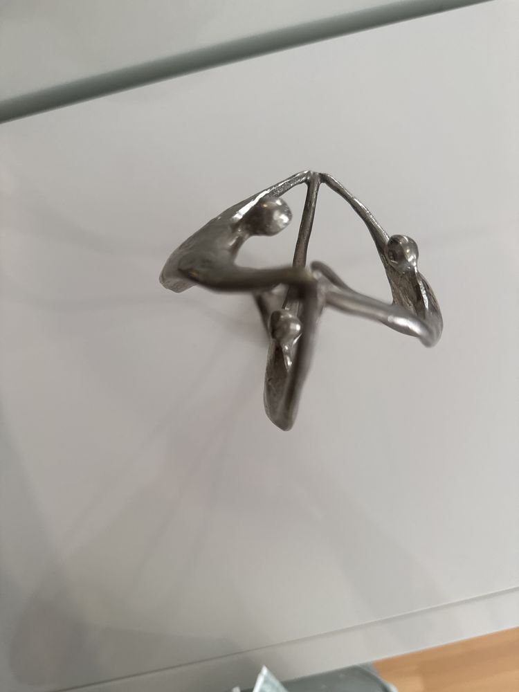 Estatueta em metal assinada pelo autor