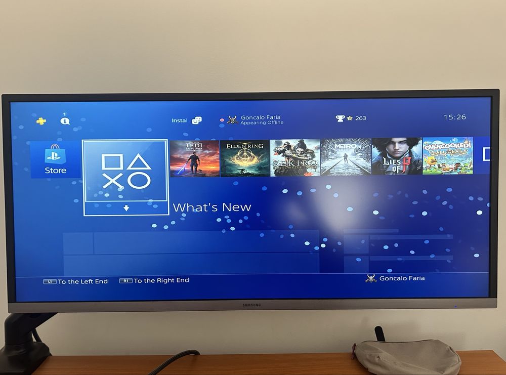 Playstation 4 - PS4 - como nova + 2 comandos + 5 jogos