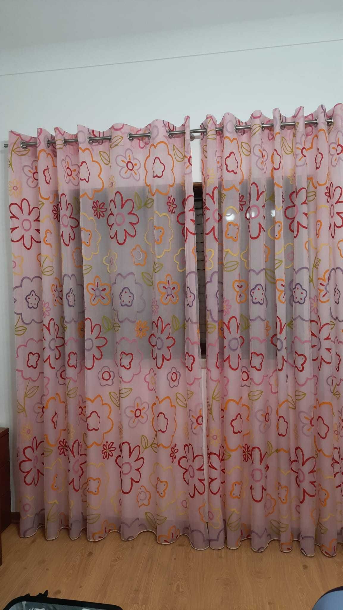 Cortinados de quarto em organza como novo