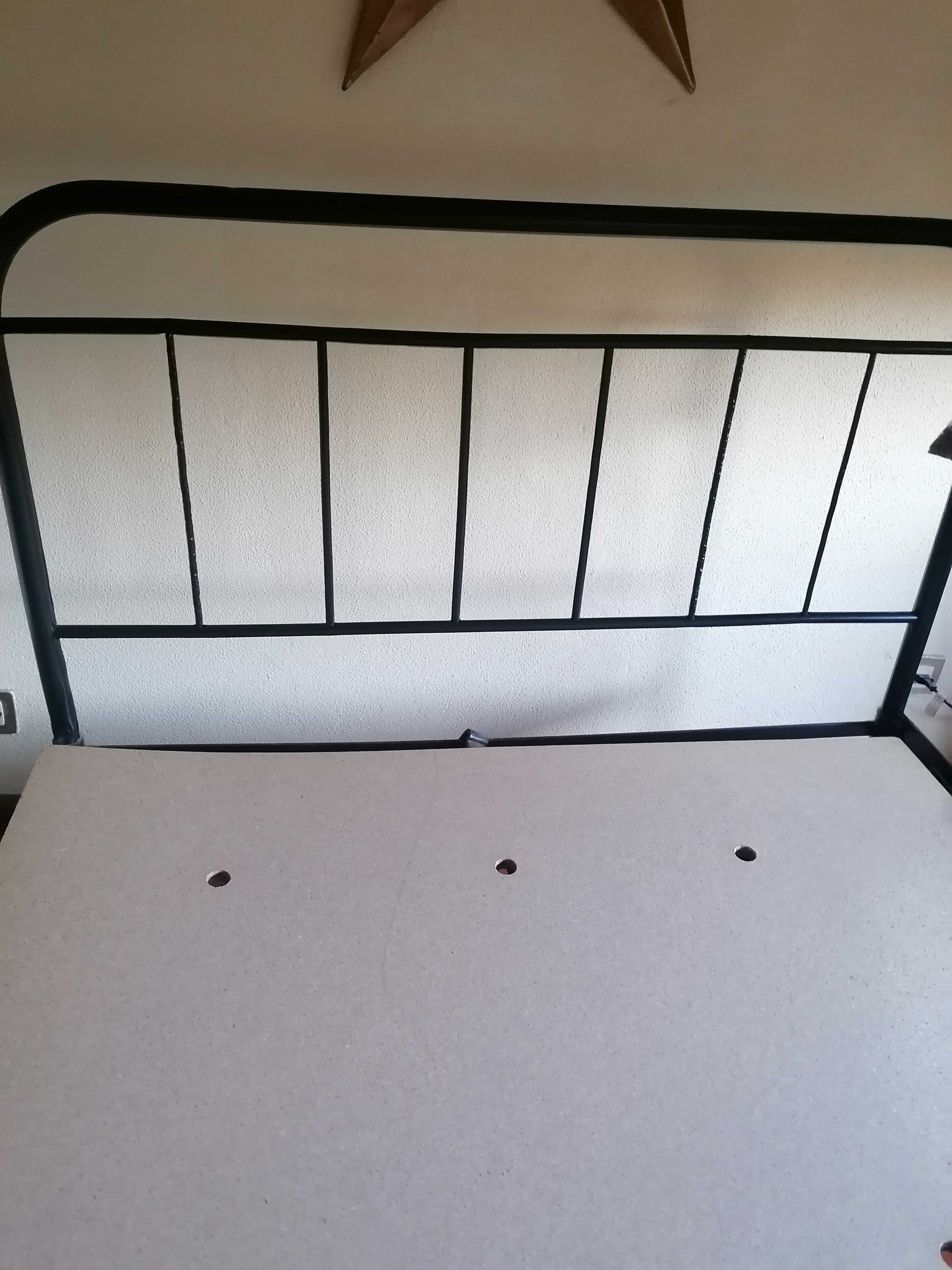 Cama em ferro preto