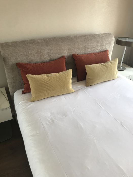 Cama e mesas de cabeceira. Só posso libertar em Dezembro.