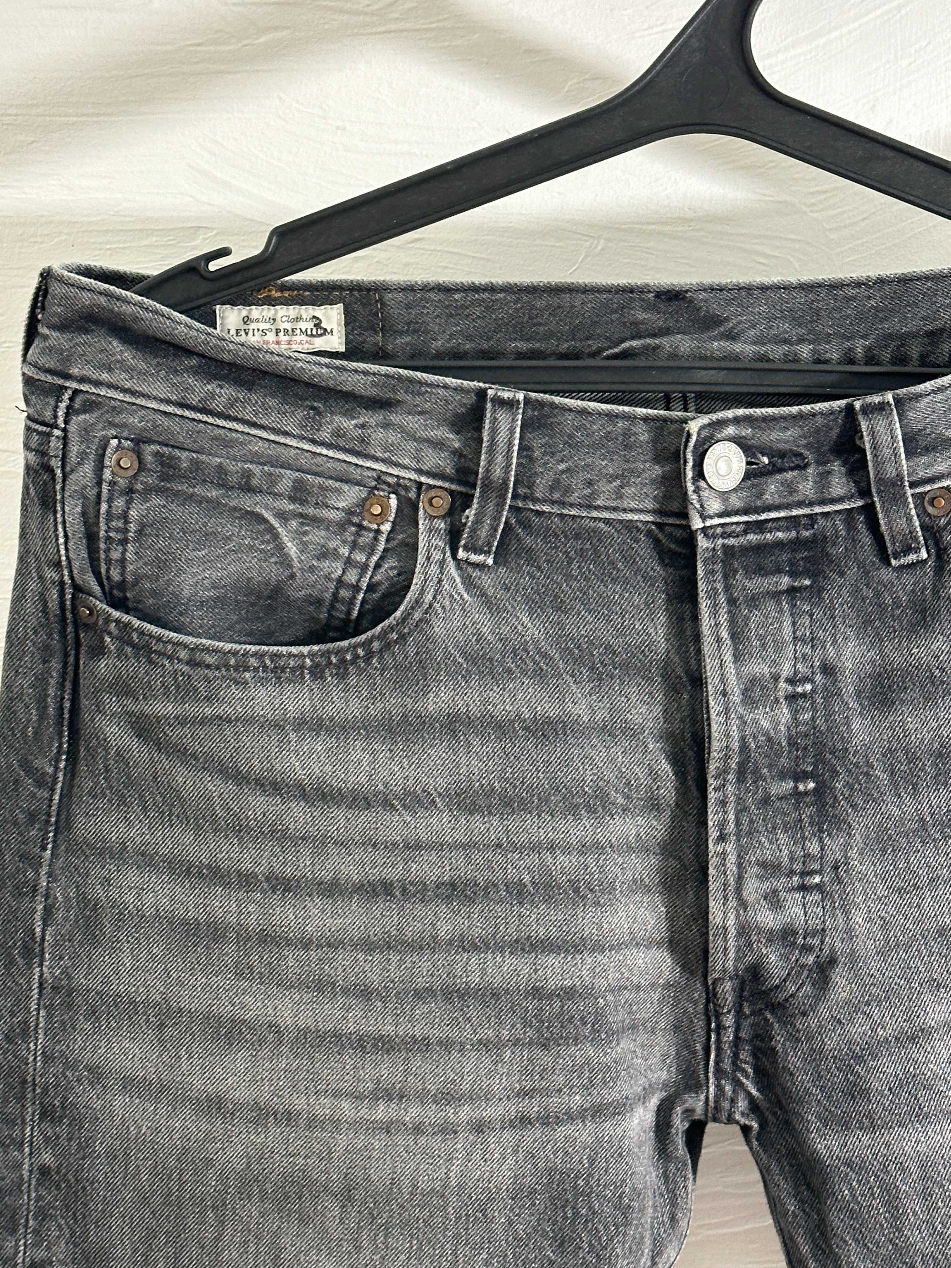 Серые джинсы Levi's 501