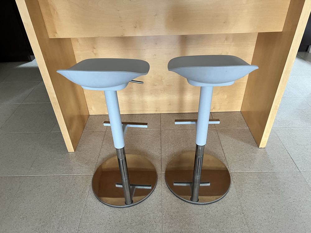 Szare hokery Ikea