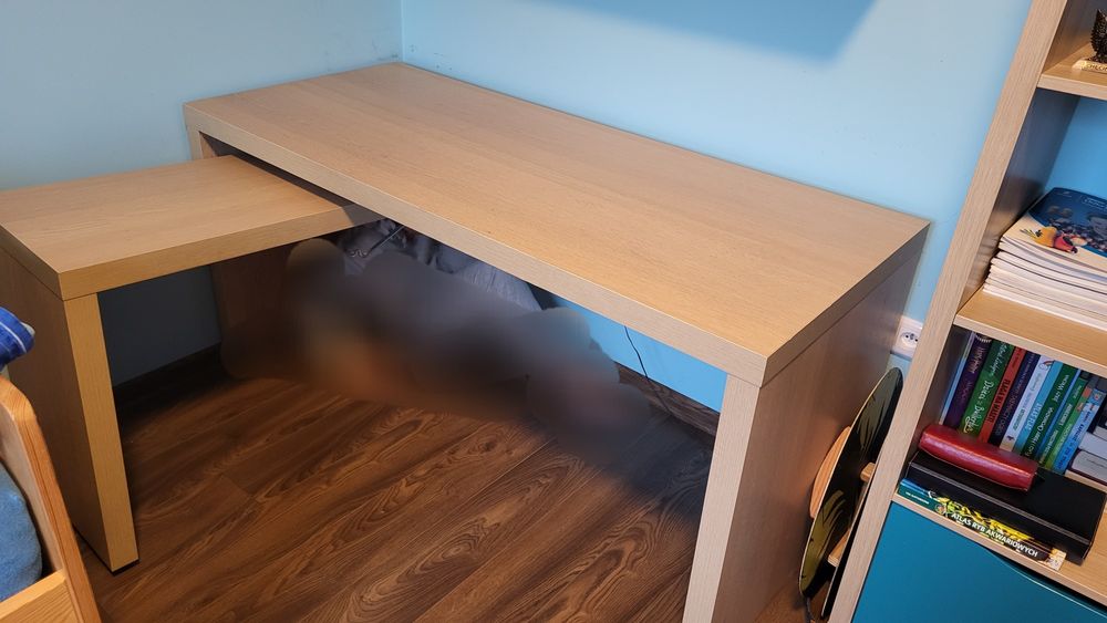Biurko z wysuwanym panelem