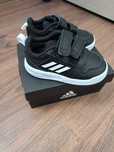 Adidaski uniwersalne.