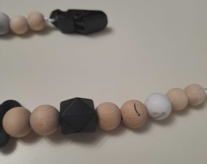 Zawieszka do smoczka MIKI dla niemowląt CZARNA silikon drewno