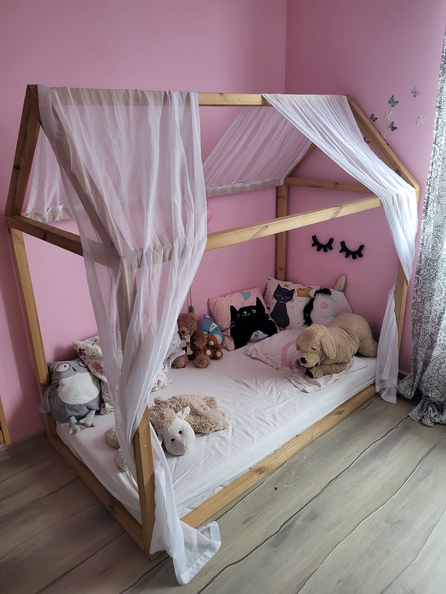Drewniane łóżko domek, materac