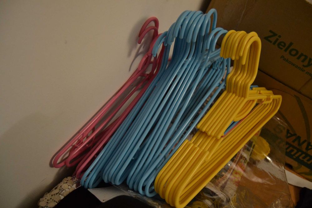 Plastikowe wieszaki na ubrania rozmiar dla dorosłych:) - 30 sztuk