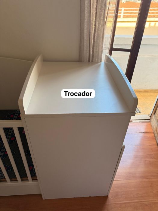 Berço evolutivo com colchao e estantes infantis 200€ TUDO