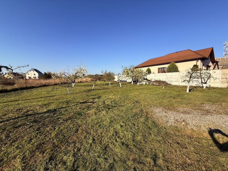 Продам участок у реки в элитном раене !!! ( С )