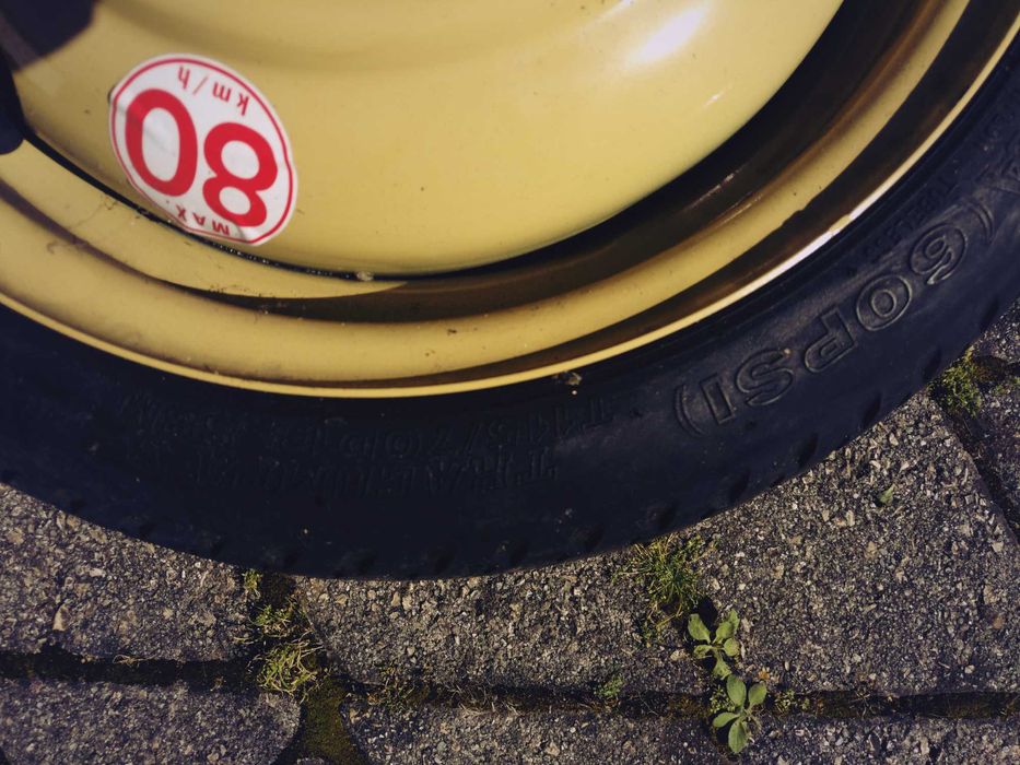 Vendo pneu e jante de origem de um carro Honda Jazz