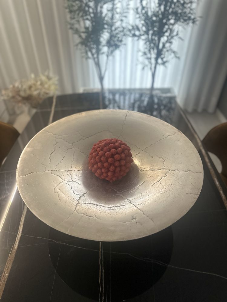 Peça de Decoração – Centro de Mesa em metal com Design Contemporâneo