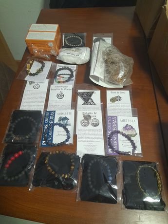 Variadas pulseiras e pendentes (vendido em conjunto)