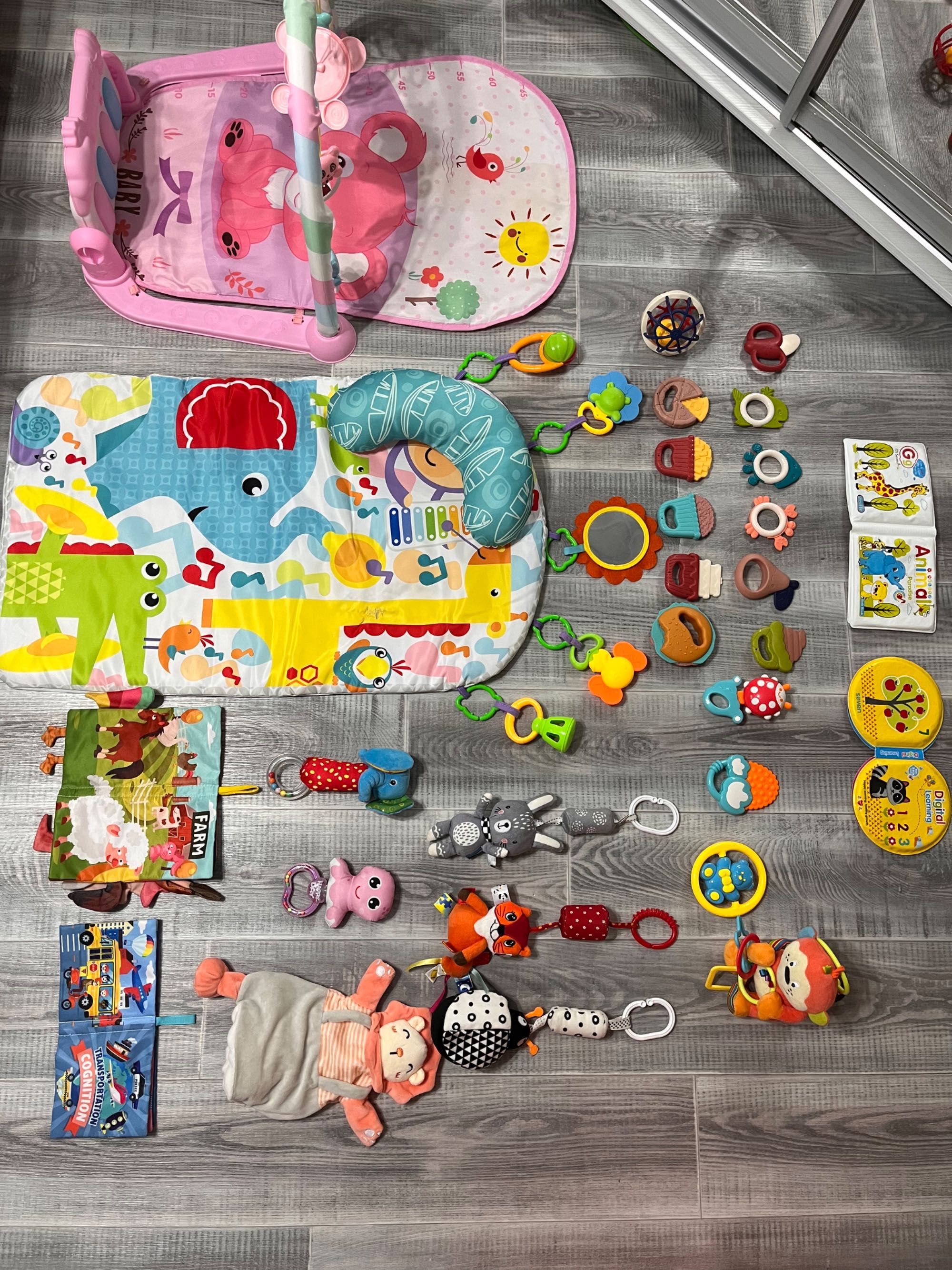 Дитячі іграшки , гризунці , килимки музичні , м’які на коляску