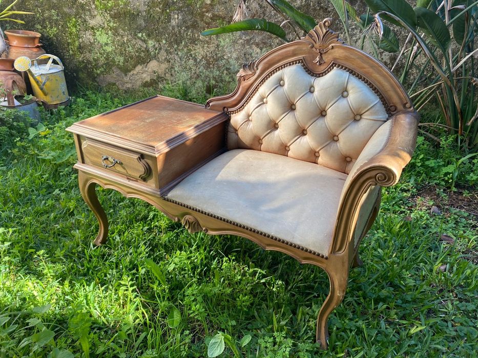 Mesa telefoneira antiga com assento