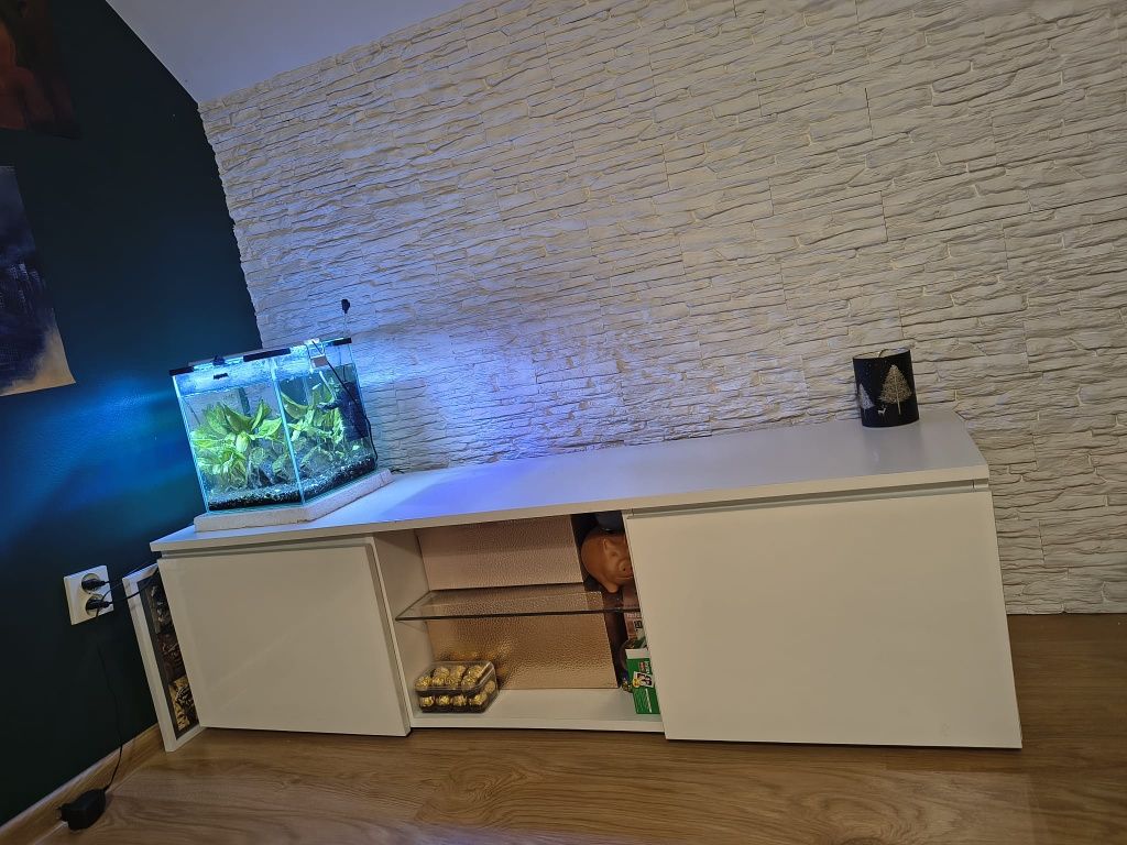 Szafka RTV pod telewizor – pojemna, nowoczesna, z połyskiem