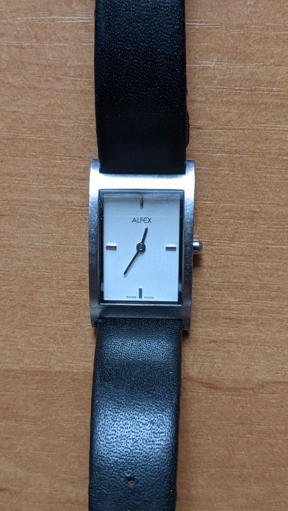 Продаю швейцарський жіночий годинник Alfex 5339 у білому кольорі.