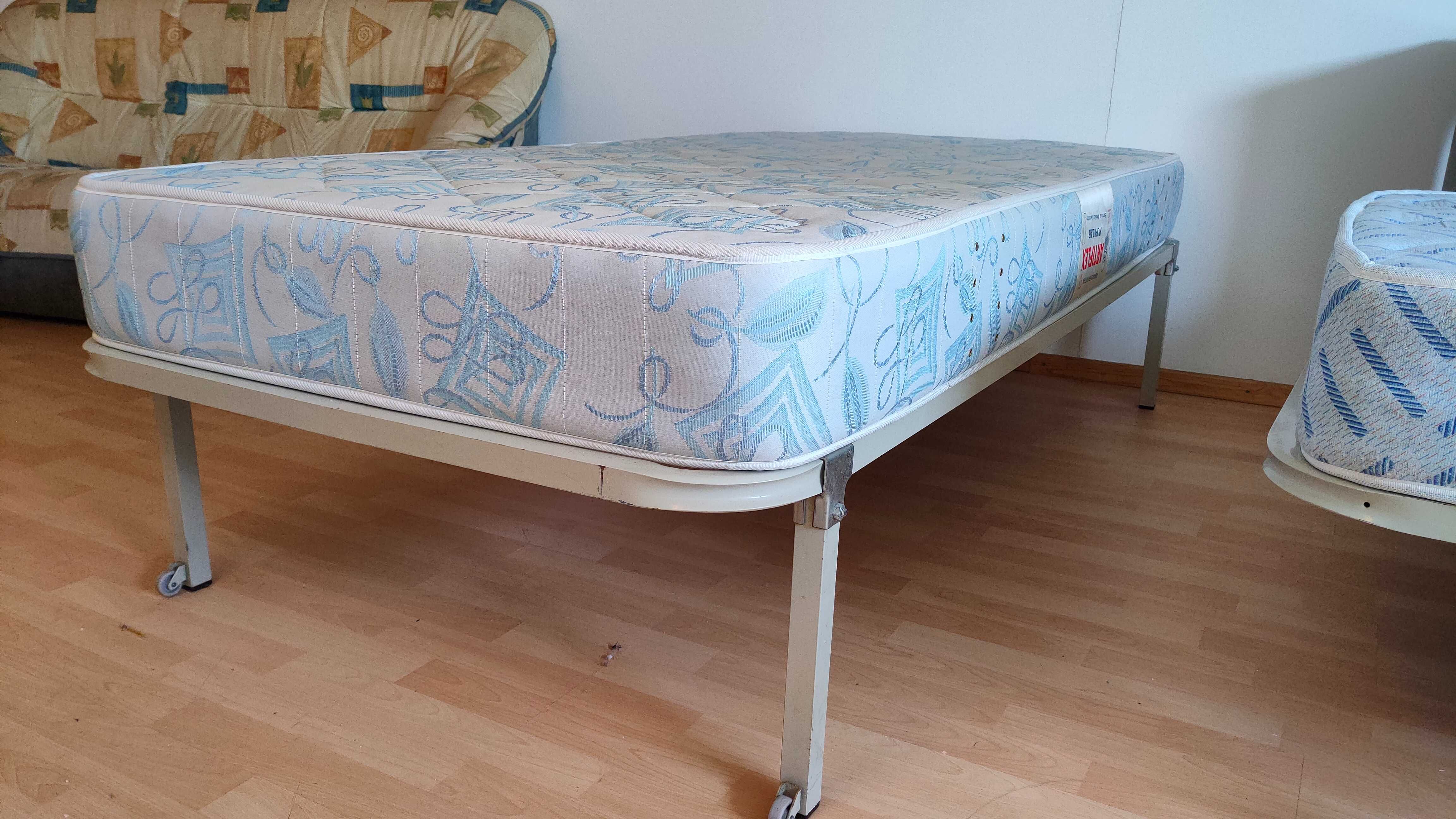 Cama individual com estrutura metálica resistente e colchão 183X90cm