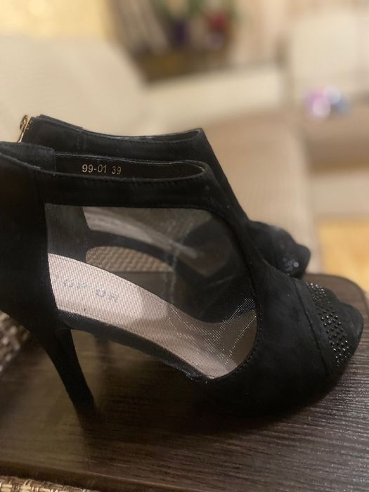 Нові замшеві туфлі