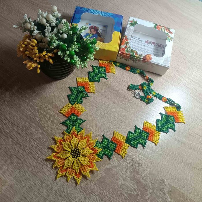 Кольє ручної роботи в стилі Уічольські квіти