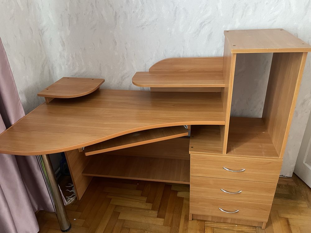 Компʼютерний стіл