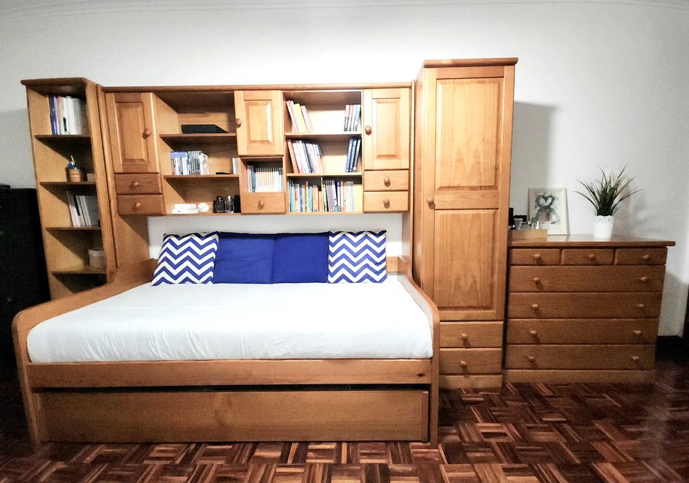 Mobilia de Quarto Madeira Pinho
Estúdio + Roupeiro + Estante + Cómoda