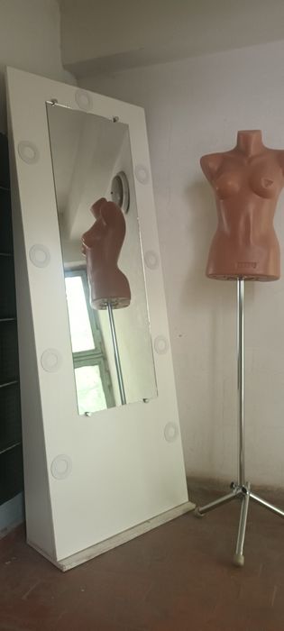 Дзеркало з підсвіткою