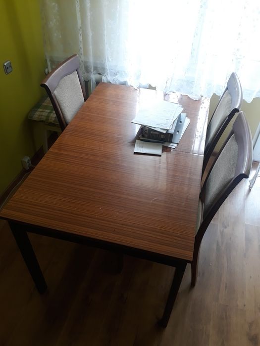 4 krzesła plus rozkładany duży stół