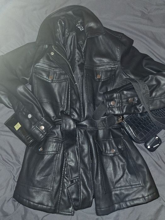 Шкіряний плащ на осінь