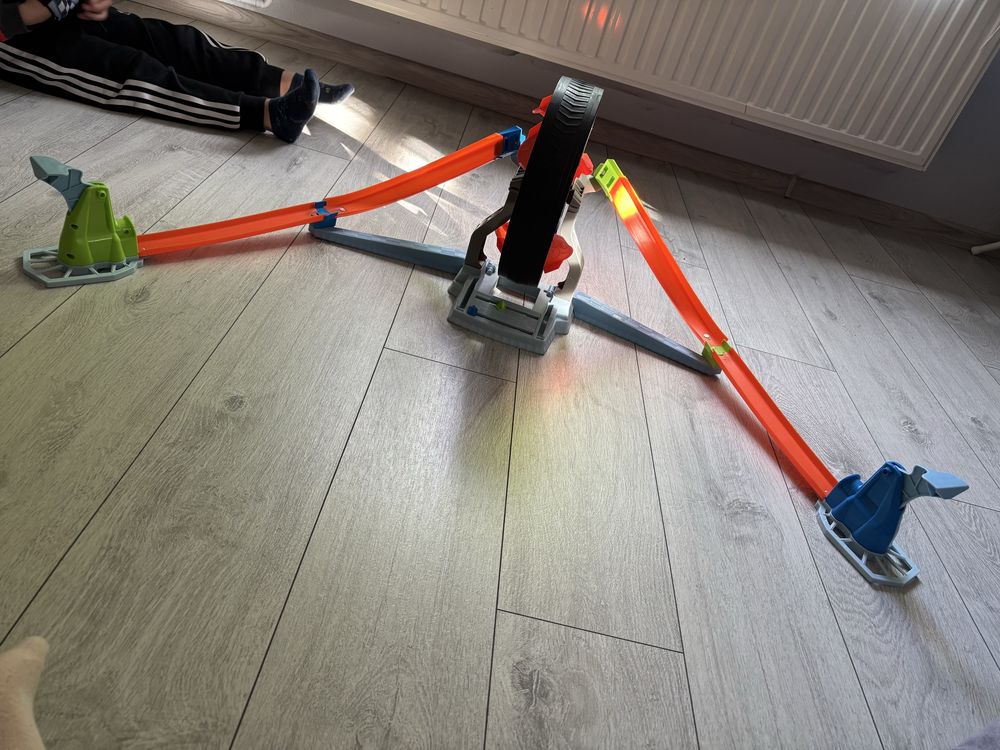 Tor hot wheels koło opona