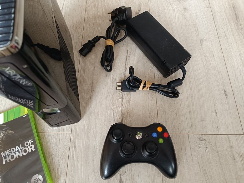 Konsola Xbox 360 Slim E 250gb pad bezprzewodowy 2 gry