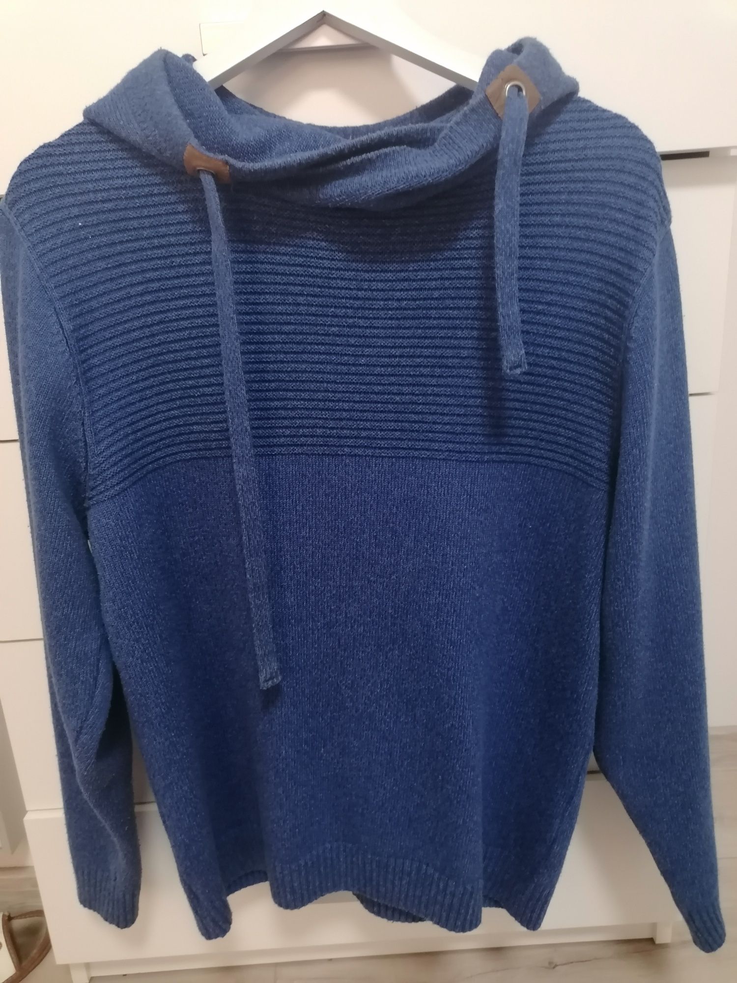 Sweter męski z kapturem