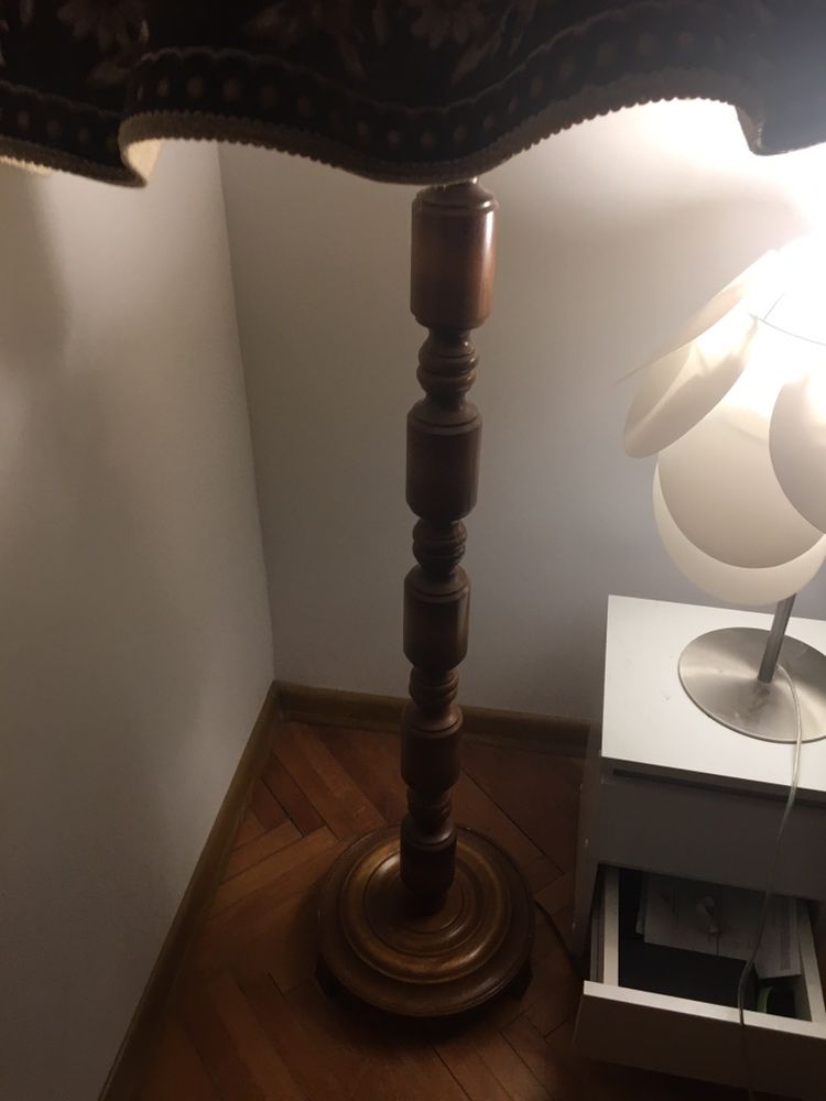 Drewniana lampa stojąca
